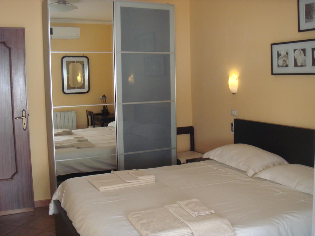 Tano'S Apartment Giardini Naxos Bilik gambar