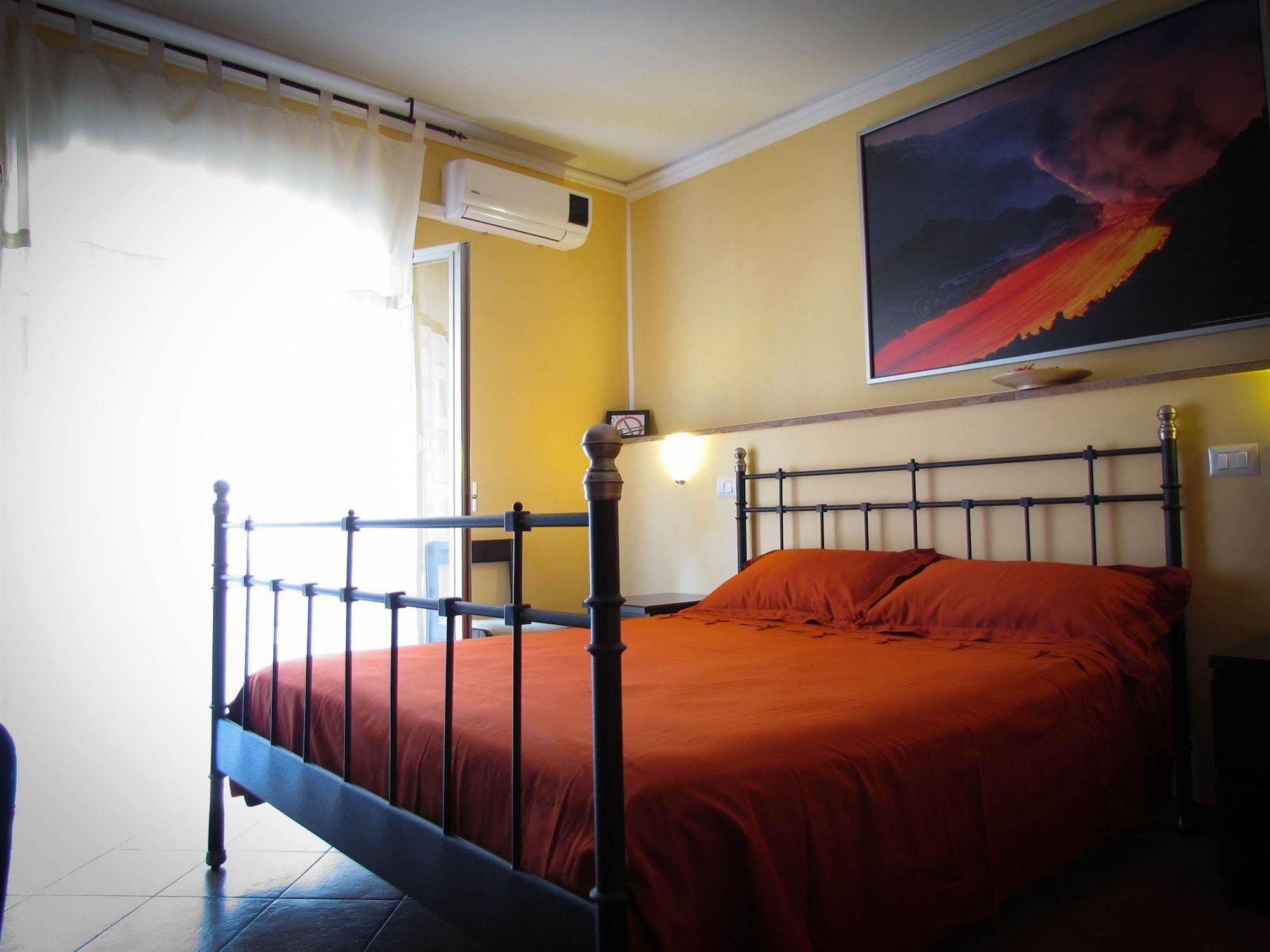 Tano'S Apartment Giardini Naxos Luaran gambar